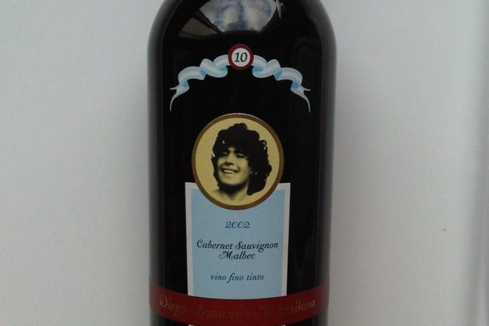 El vino Maradona, artículo de colección, alcanza precio récord