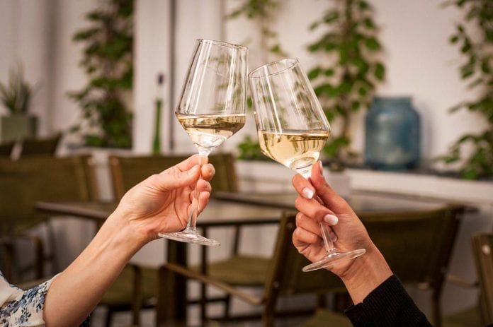 Dos copas de vino es suficiente para el límite de azúcar diario