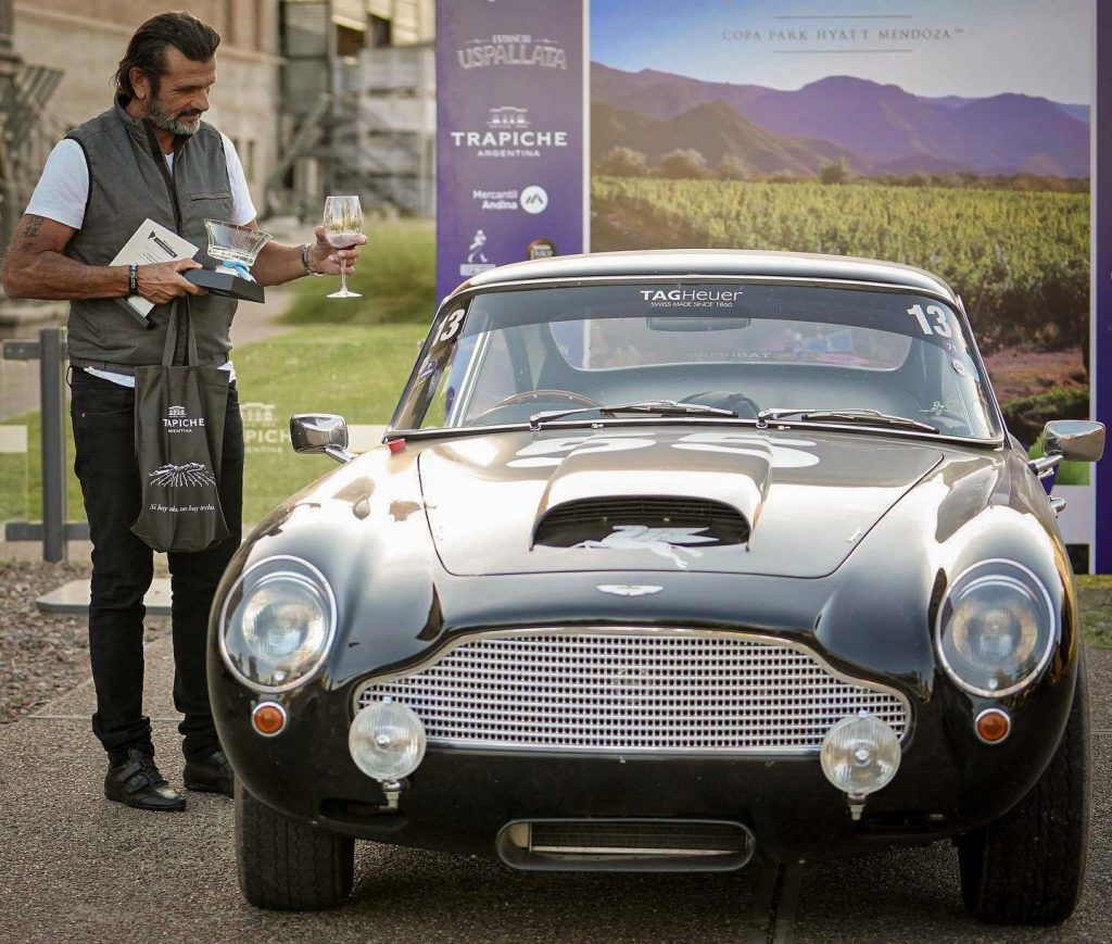 Federico Álvarez Castillo junto a su Aston Martin de 1961, celebrado el premio a la elegancia, RDLB 2022