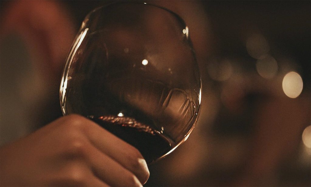 Oír el vino, sonido que hace el vino al golpear sobre las paredes de la copa