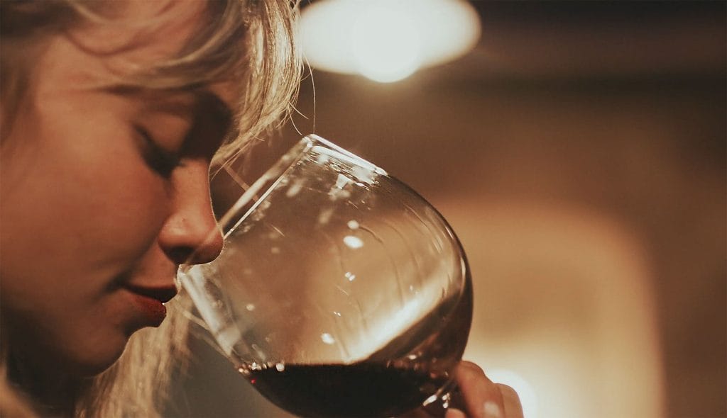Antes de tomar vino, debemos olerlo, degustacion, apreciando aromas dentro de la copa