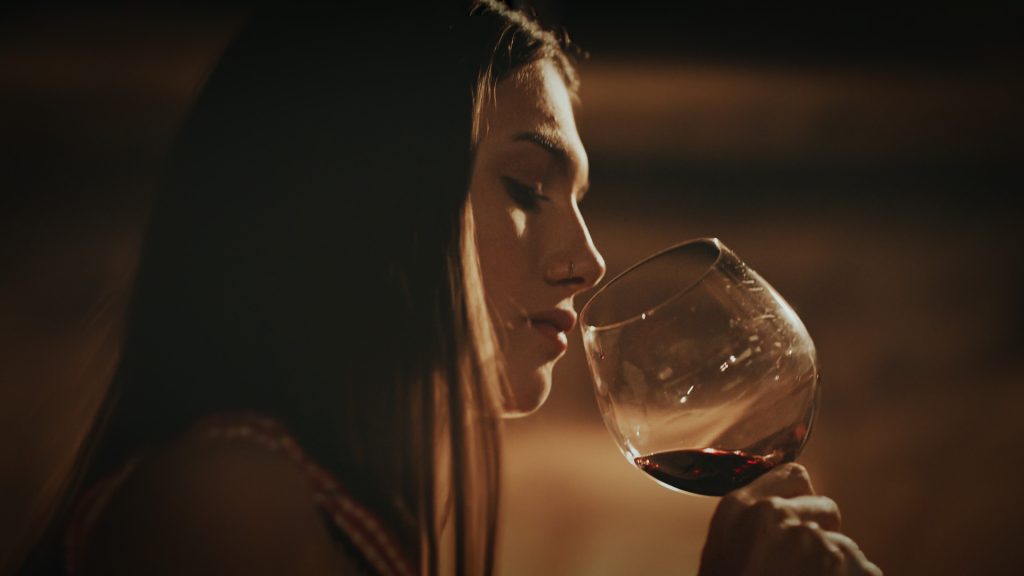 Tomar Vino, Mujer oliendo los aromas del vino, una copa