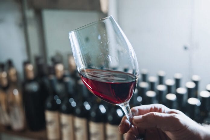 Así hay que sostener verdaderamente la copa de vino