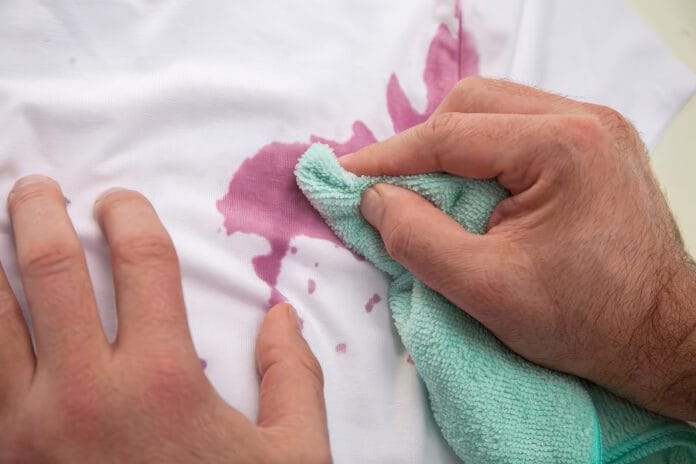 Las maneras más eficientes de quitar las molestas manchas de vino