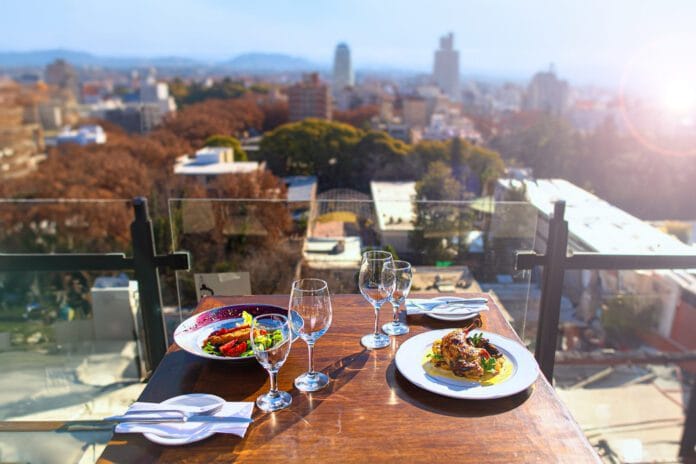 Disfruta de la mejor gastronomía y las mejores vistas de Mendoza desde un Rooftop