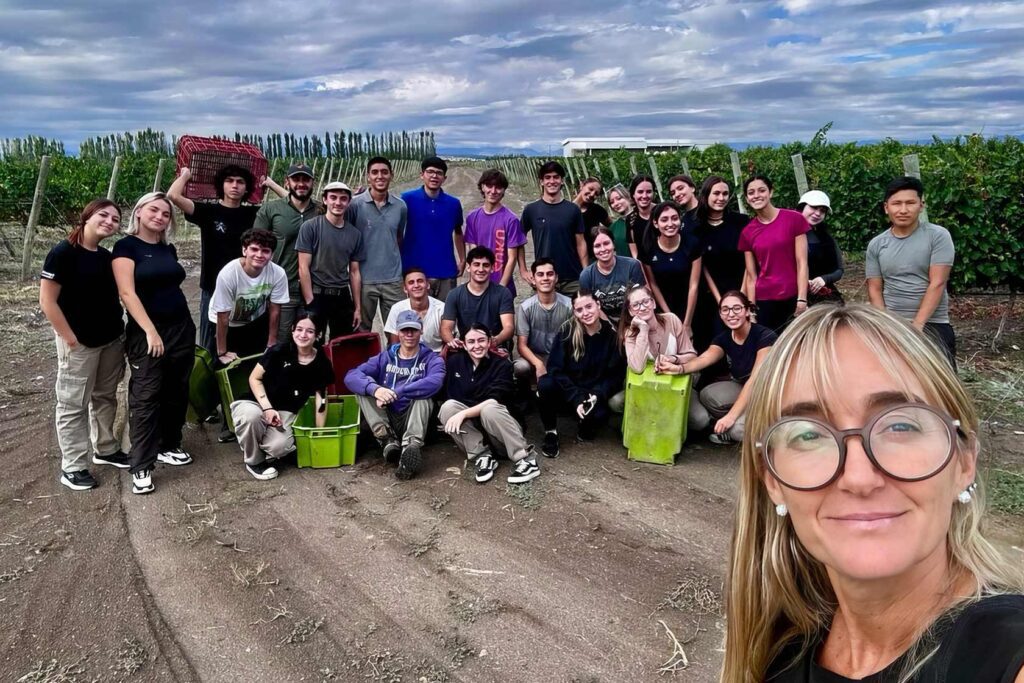 Cosecha de Malbec, alumnos de la Universidad Juan Agustín Maza junto a la Licenciada Ana Puelles