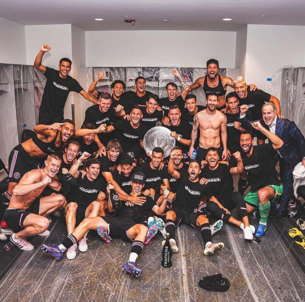 Lionel Messi, junto a sus compañeros del Inter Miami, celebrando el triunfo del campeonato Supporters' Shield