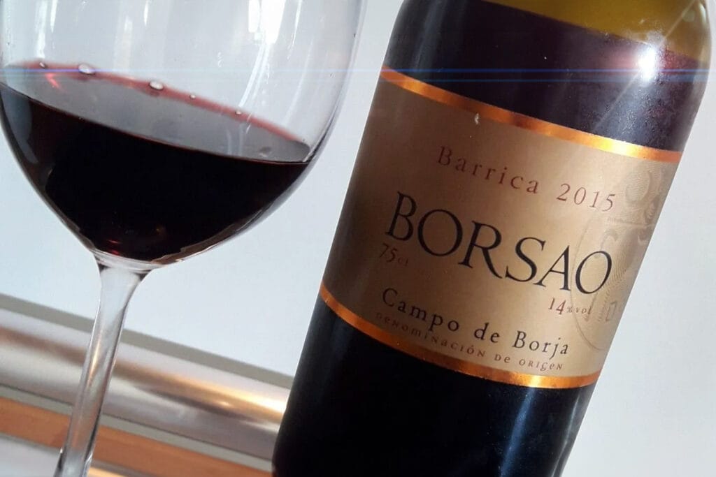 Botella de Borsao Barrica, donde se puede ver en la etiqueta la Denominación de Origen: Campo de Borja