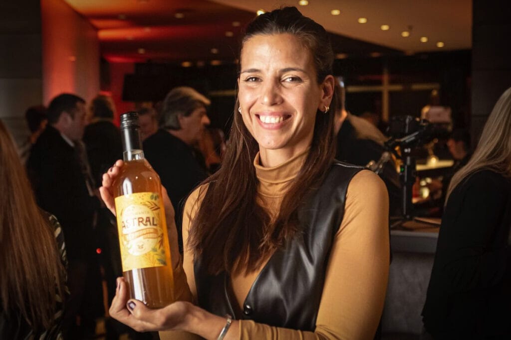 Victoria Brond presentando el Vermouth orgánico y biodinámico: Astral de bodega Alpamanta