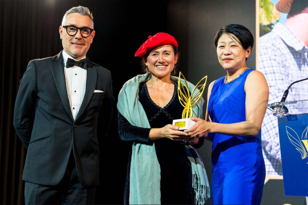 Laura Catena, como representante de Catena Institute of Wine recibiendo el premio V d’Or