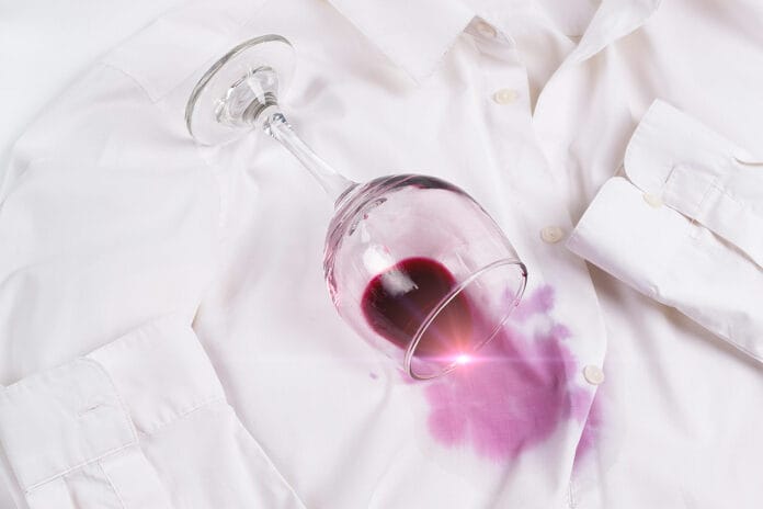 Como sacar manchas de vino tinto: 10 métodos infalibles para ropa y manteles