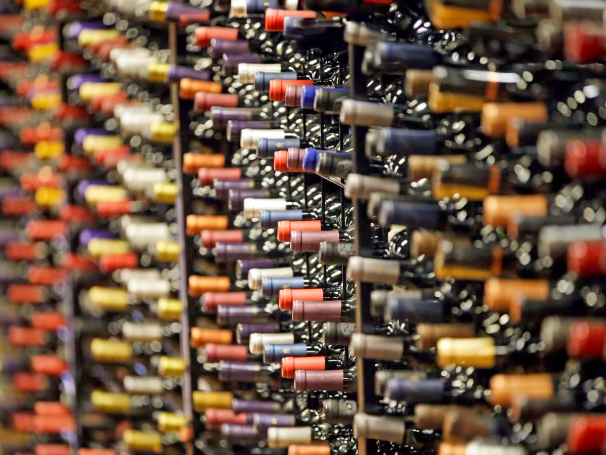 Muralla con botellas de vino