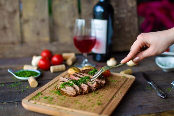 ¿Cómo encontrar cortes de carne baratos para acompañar el vino?