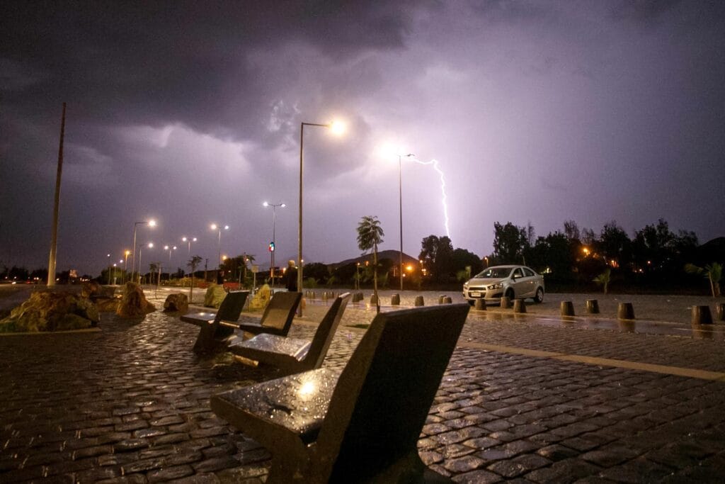 Tormenta eléctrica en plaza de la ciudad de Córdoba, Argentina