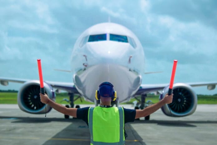 Mano a mano con José Gregorio Cabrera Cuello: “Ofrecemos al argentino viajar al Caribe y pagar en cuotas” Operario de pista recibiendo un avión de la flota de Arajet, simbolizando la nueva conectividad entre Mendoza y el Caribe.
