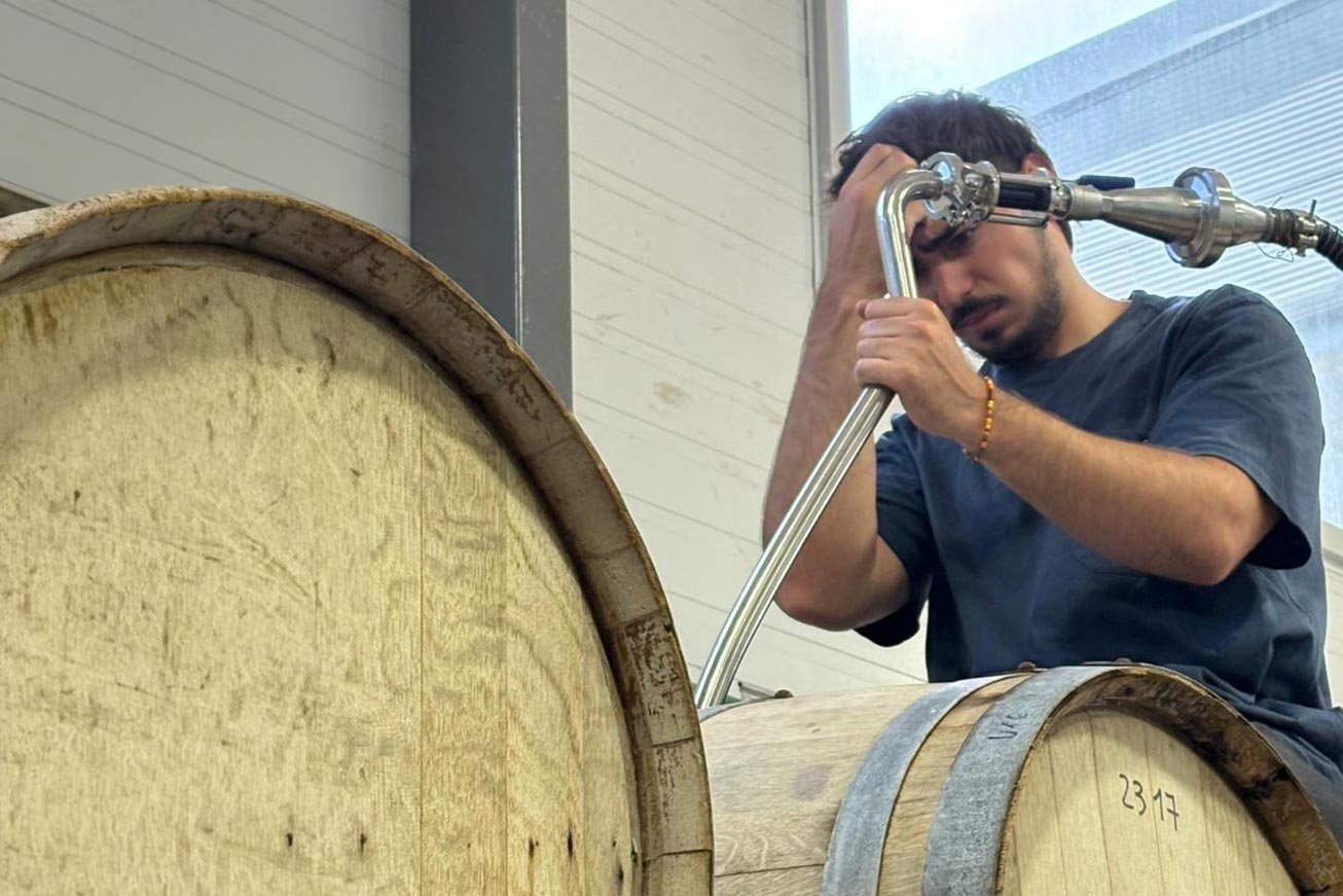 Familia Aicardi Wines con los Toneles de Vino